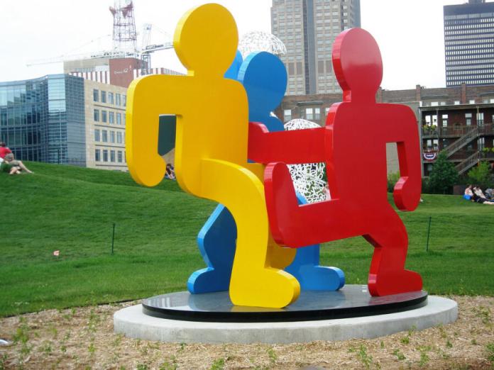 skulptur med tre figurer