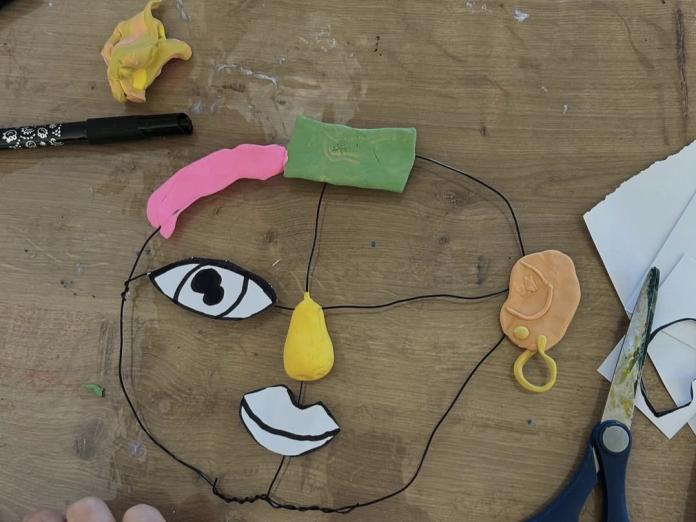 Barn der laver ansigter billedkunst